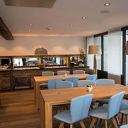 Suitenhotel Panorama מלון דירות צרמט